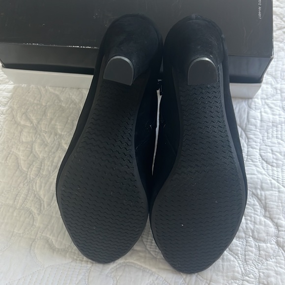 Eric Michael suede heels black. Size 7. - Picture 5 of 5